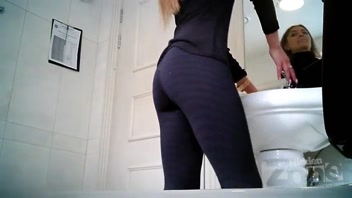 Sneaky Peek at Stunning Peeing Babe